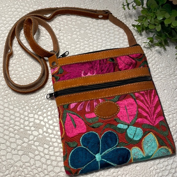 New! Vibrant embroidered leather purse - Picture 1 of 8